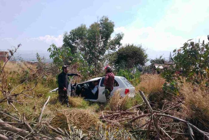 Auto vuelca en los límites de las colonias Ciudad Jardín y San Isidro Itzícuaro; adulto mayor queda herido