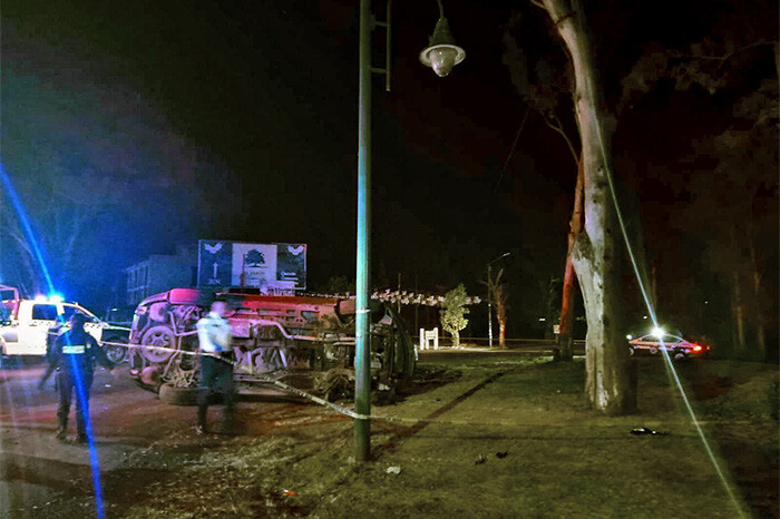 Auto vuelca y choca contra un árbol en la entrada a Capula y fallece una mujer; hay dos lesionados