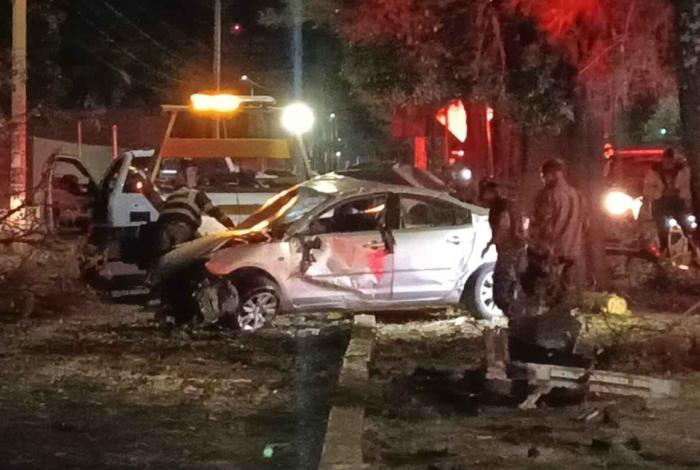 Auto vuelca y choca contra árbol en la Av. Camelinas de Morelia