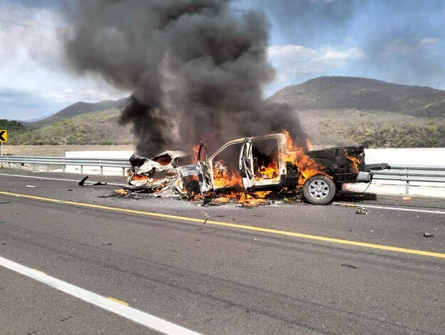 Auto y camioneta chocan y se incendian luego del impacto