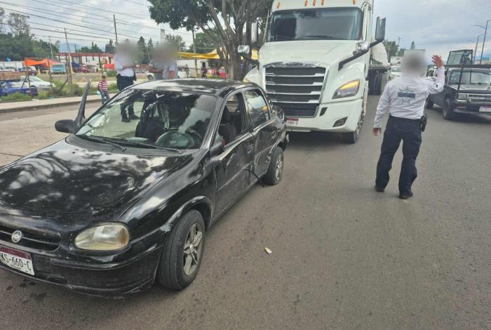Auto y tractocamión protagonizan choque en la Av. Morelos Norte de Morelia