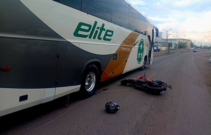 Autobús le aplasta la cabeza a motociclista