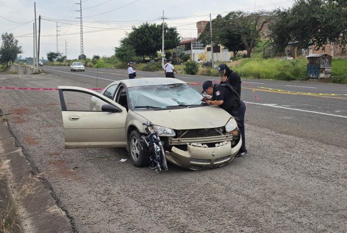 Automóvil embiste a ciclistas en la Jacona – Los Reyes; hay una mujer fallecida