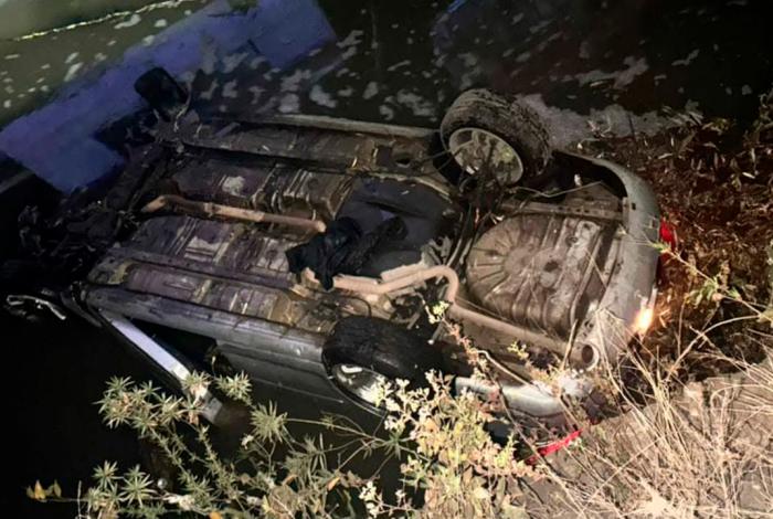 Automovilista cae a canal de aguas negras en el Libramiento Sur de Morelia y resulta ileso
