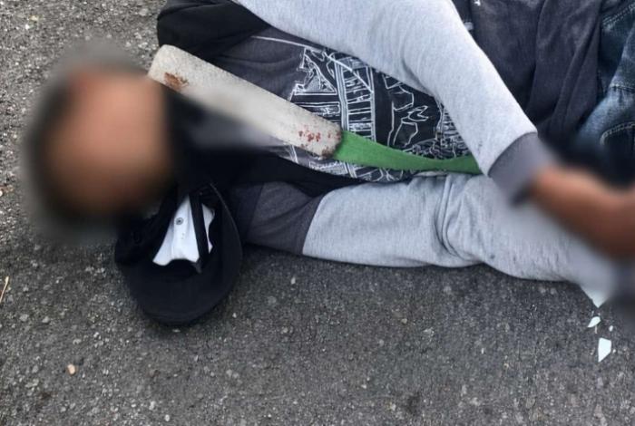 Automovilista embiste a motociclista y escapa; joven es hospitalizado en Apatzingán