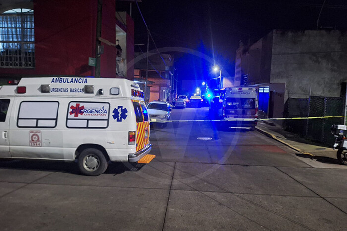 Automovilista se tirotea con policías, choca contra un poste y muere en una tienda