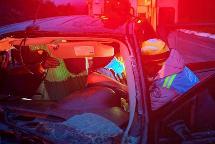 Automovilista sobrevive al quedar prensado en choque contra un tráiler en la Siglo XXI