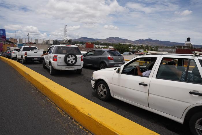 Automovilistas se quedan atrapados en bloqueo de Tres Puentes