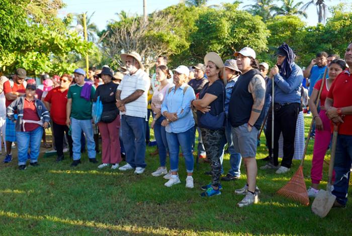 Autoridades de Lázaro Cárdenas encabezan campaña de limpieza en Playa Azul
