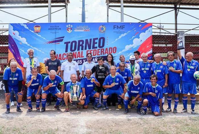 Autoridades de Lázaro Cárdenas entregan trofeo de campeón al equipo de Guerrero