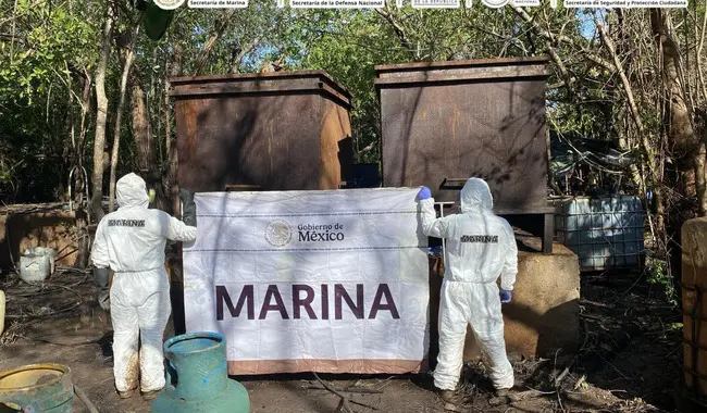 Autoridades desmantelan tres centros de producción de metanfetamina en el norte de México.