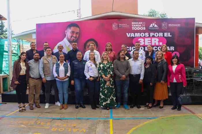 Autoridades estatales, municipales y sector educativo, en acto protocolario, oficializan el inicio del ciclo escolar en Pátzcuaro