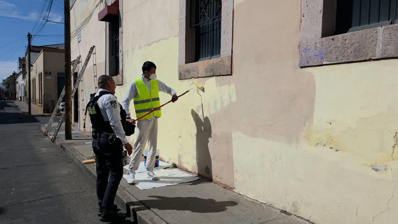 Autoridades locales custodian a Héctor conocido como “El Spaguetti”, para realizar trabajo comunitario y limpiar sus pintas