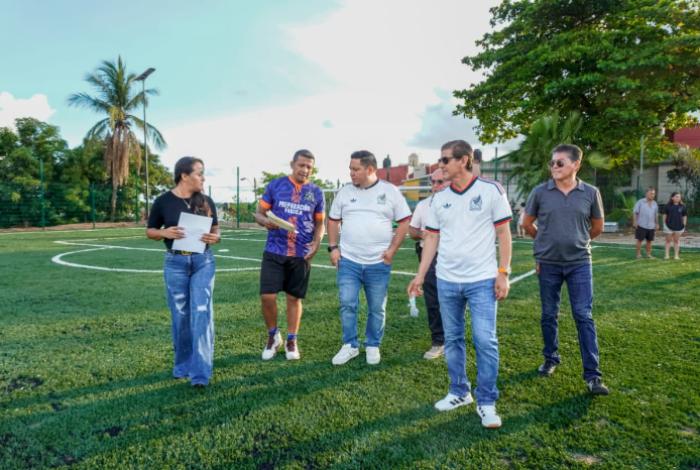 Autoridades supervisan cancha de futbol 7 en Lázaro Cárdenas