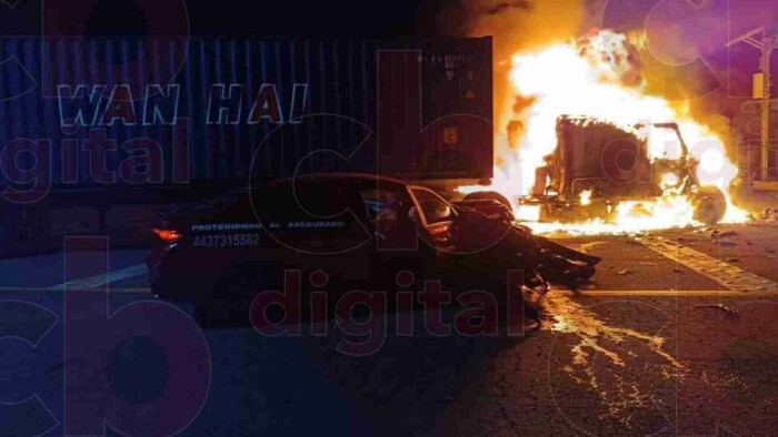 Autos chocan en la Siglo XXI y se incendian