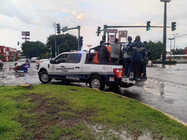 Auxilian policías estatales a ciudadanía varada por la lluvia