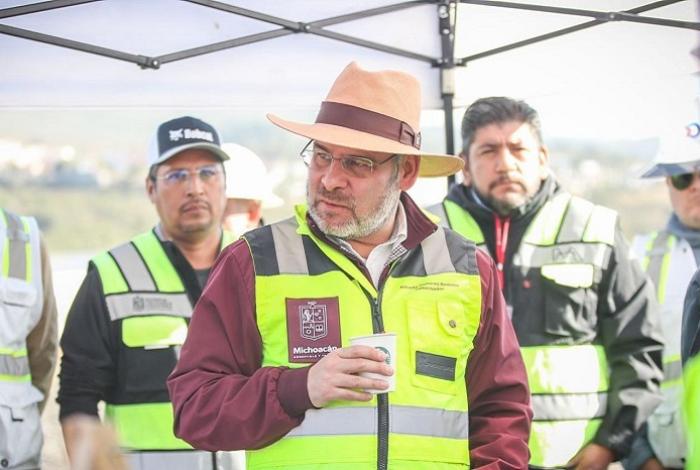 Avanza construcción de puente superior La Hielera en Uruapan: Bedolla