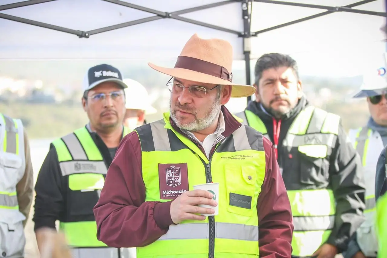 Avanza construcción de puente superior La Hielera en Uruapan: Bedolla