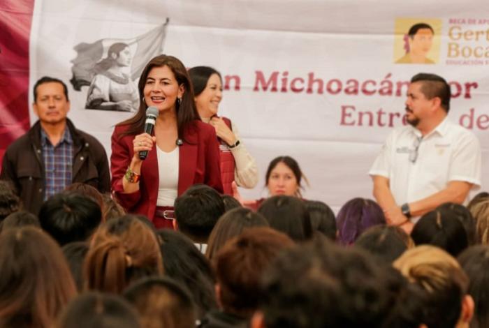 Avanza intensa jornada de entrega de becas: Gaby Molina