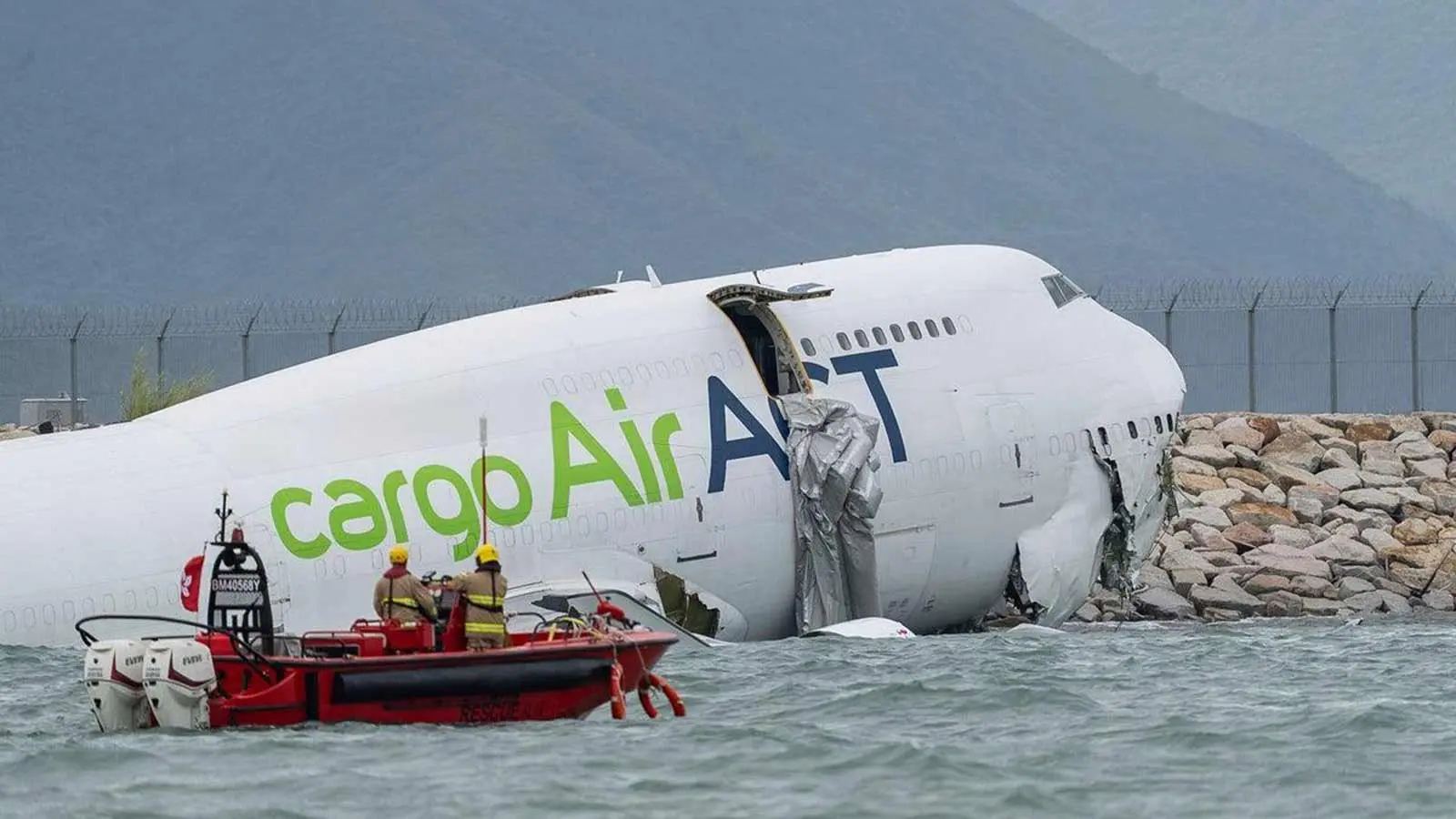 Avión de carga se sale de la pista en Hong Kong; se reportan 2 muertos
