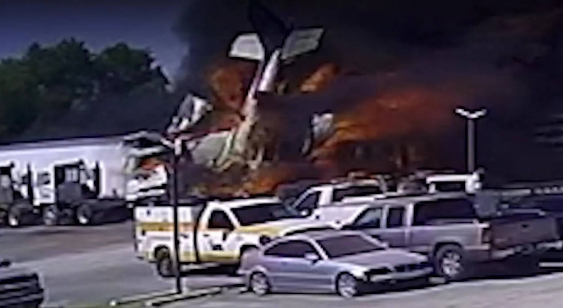 Avioneta se estrella en un estacionamiento en Texas y deja varios vehículos en llamas; se reportan dos muertos | VIDEO