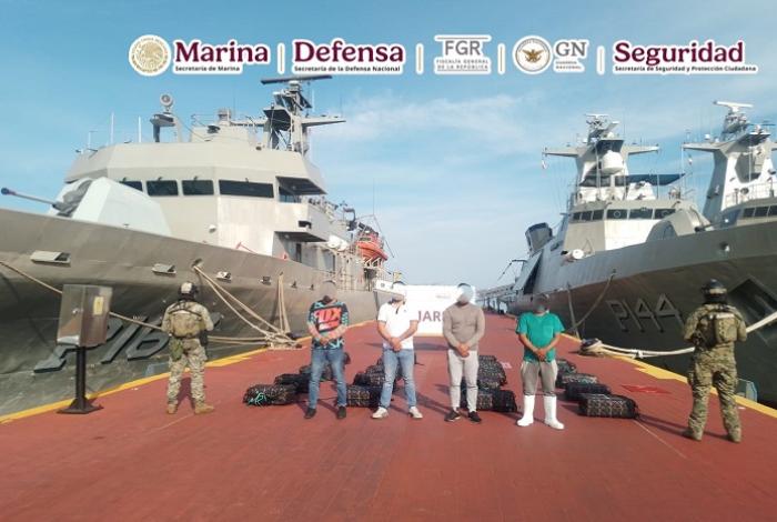 Ayer fueron 900 y hoy 600 kilos de coca flotando en el mar de Guerrero; logran detener a cuatro