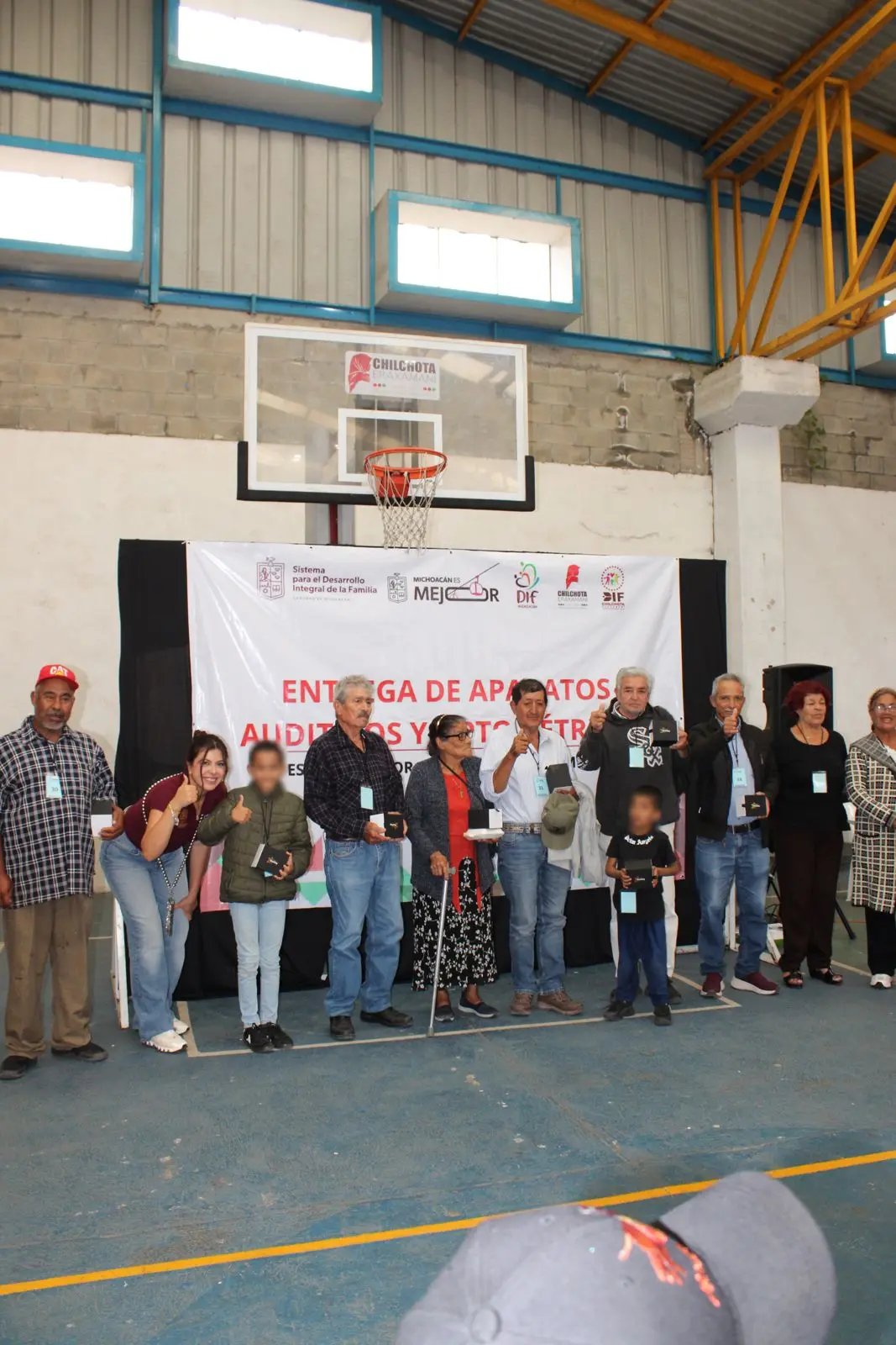 Ayuntamiento de Yurécuaro apoya a la población con dispositivos visuales y auditivos