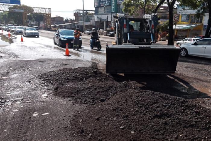 Ayuntamiento despliega brigadas para limpiar y retirar hasta 20 toneladas de tierra y piedras de salida a Quiroga