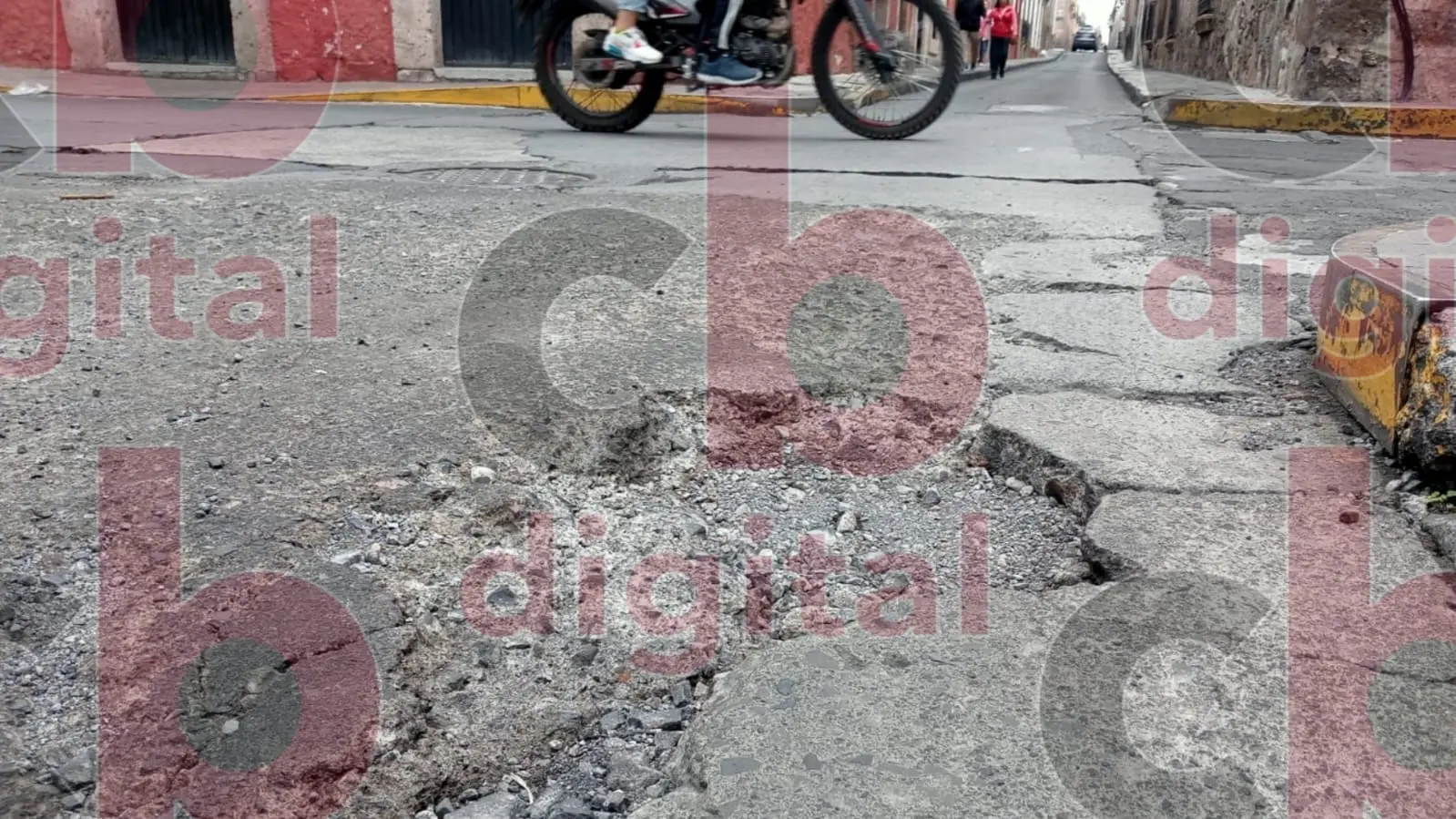 Bache peligroso en Centro Histórico, pone en riesgo vehículos de morelianos