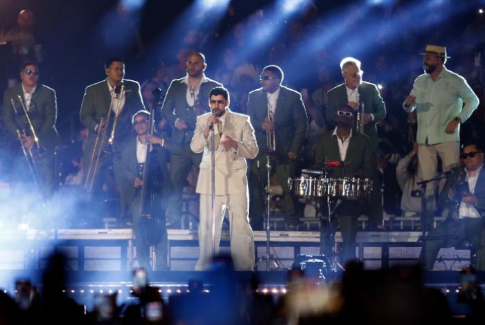 Bad Bunny continúa con su gira de conciertos tras su éxito global en el Super Bowl