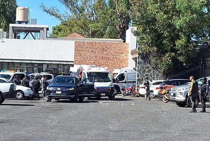 Bal3an a conductor en pleno estacionamiento de restaurante, en Uruapan