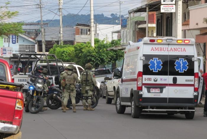 Balean a dos hombres en negocio de micheladas, al oriente de Uruapan; uno fallece