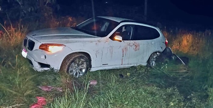 Balean a mujer que conducía BMW en Purépero; queda gravemente herida