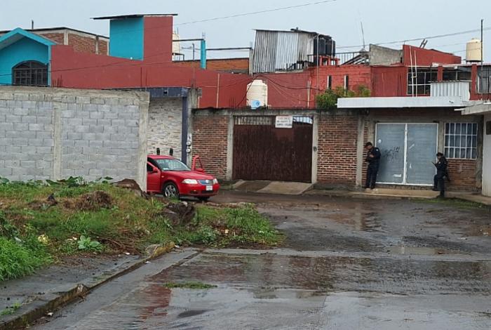 Balean a pareja en un vehículo al oriente de Uruapan; el hombre falleció