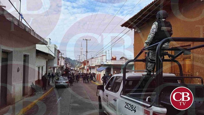 Balean a policías municipales en Tingambato, uno murió