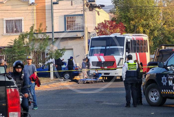 Balean camión de pasajeros de la Ruta Villas de la Loma, en Morelia: Hay un muerto y tres heridos