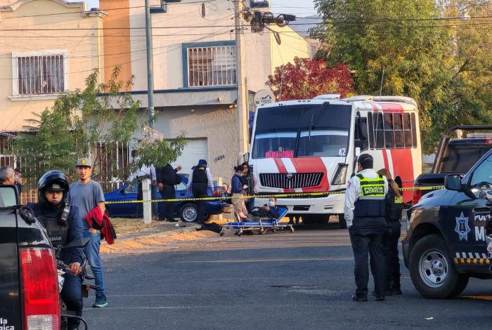Balean camión de pasajeros en Villas de la Loma; hay 1 muerto y 3 heridos