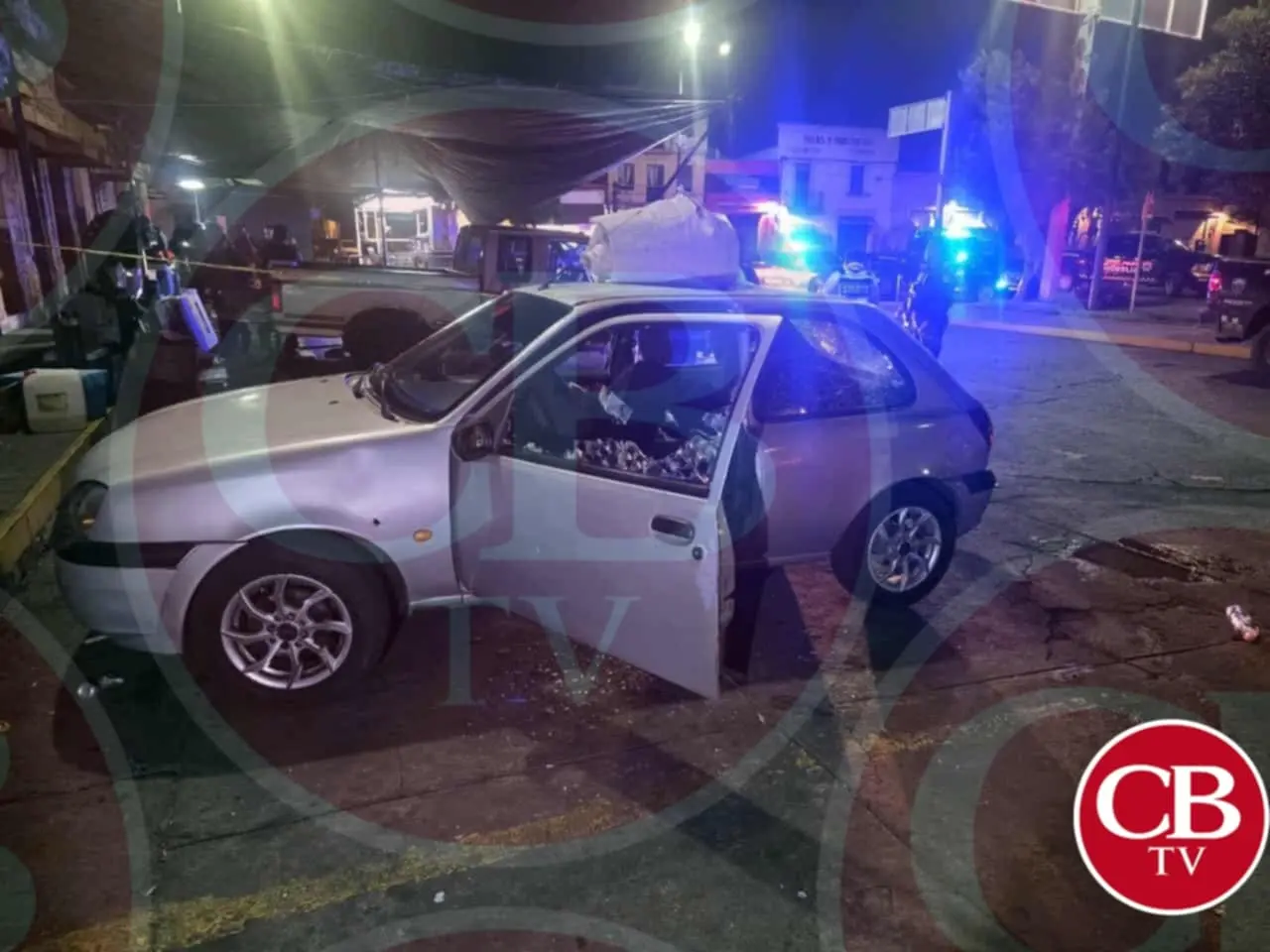 Balean puesto de tacos en Plaza Carrillo de Morelia