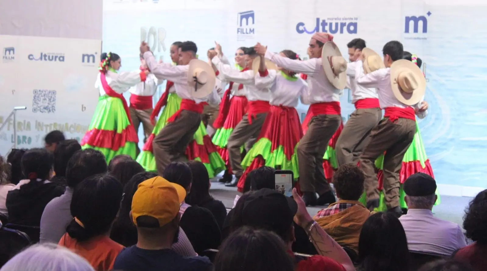 Ballet Folklórico del Ayuntamiento abarrota foro principal de la FILLM