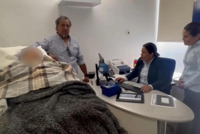 Banco en Oaxaca obliga a anciana a ir en camilla por trámite