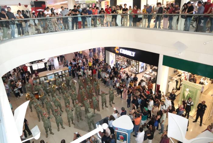 Banda Militar sorprende con flashmob en plazas de Morelia