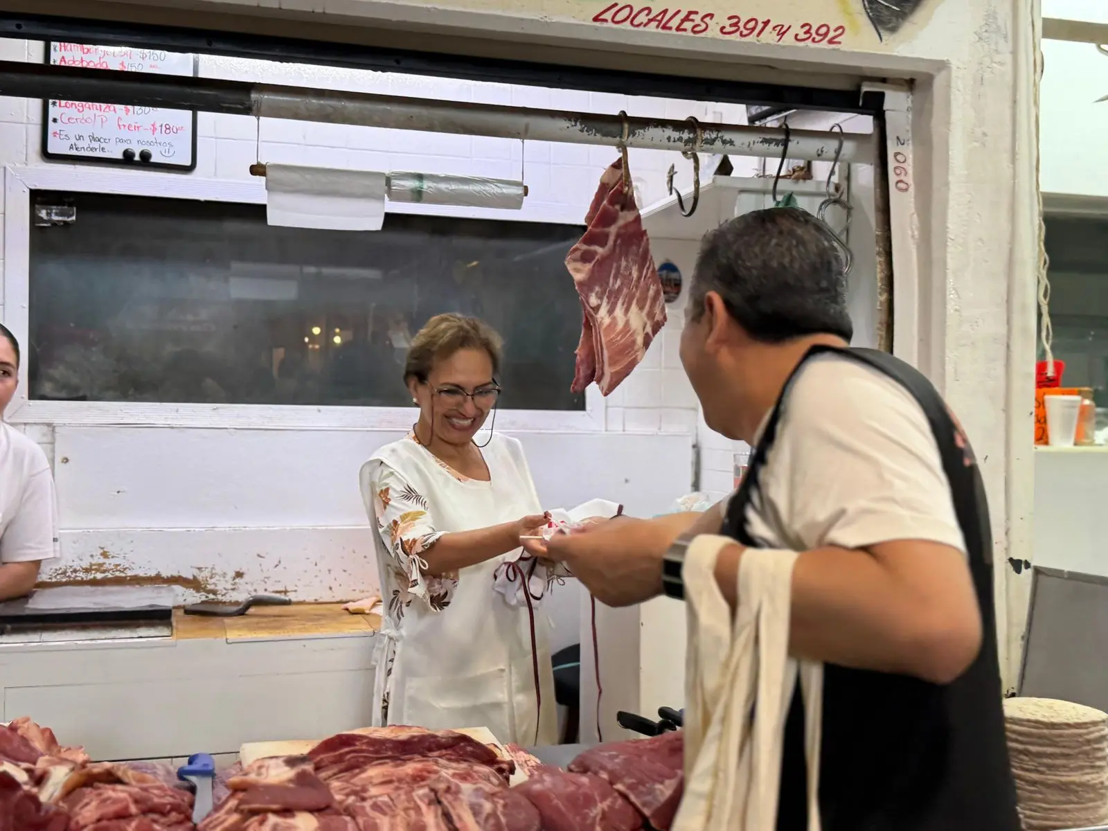 Barragán celebra a las mamás morelianas en el mercado Independencia