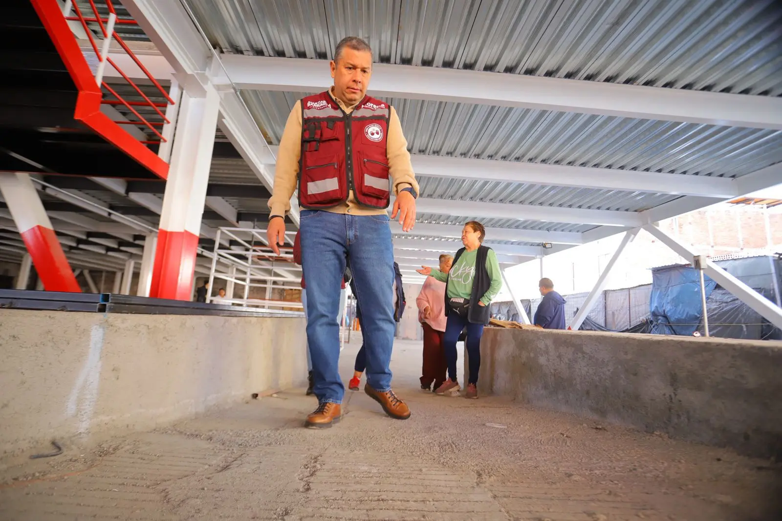 Barragán denuncia riesgos graves y privilegios al concesionario del estacionamiento del mercado Independencia