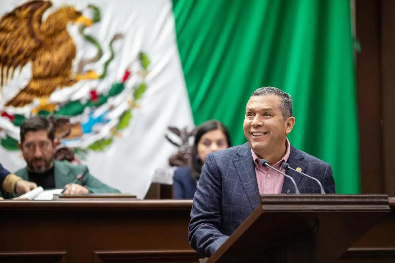 Barragán va contra el engaño digital; propone regular a influencers