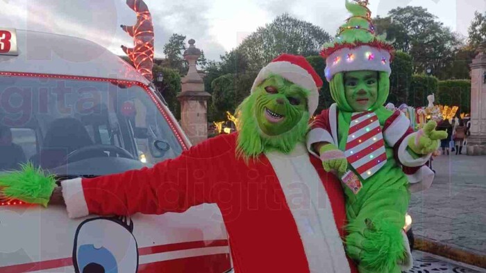 Barrio, el chofer que se caracteriza de Grinch para sacar sonrisas a los usuarios