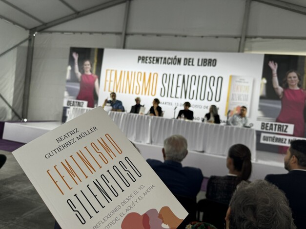 Beatriz Gutiérrez Müller presenta libro ‘Feminismo silencioso’ en el Zócalo