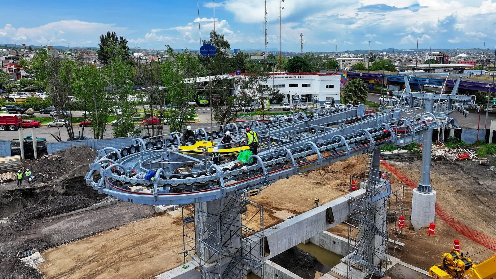 Bedolla asegura que la construcción del teleférico avanza sin contratiempos