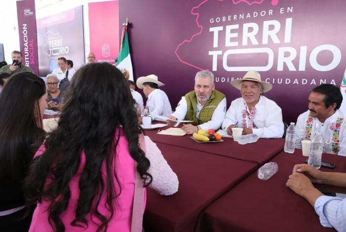 Bedolla, cercano a autogobiernos; lleva audiencia pública a Donaciano Ojeda