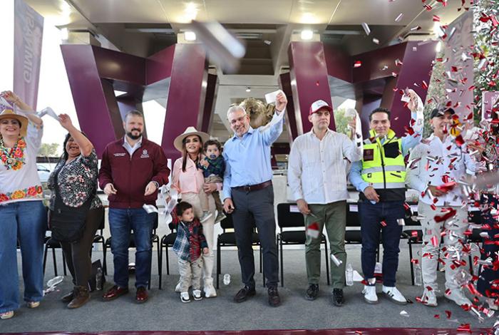 Bedolla cumple y entrega al pueblo de Uruapan el puente vehicular Carlos Manzo