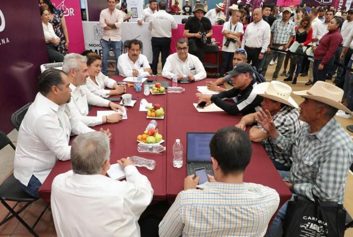 Bedolla da voz a vecinos de Puruándiro; resuelve 196 peticiones ciudadanas